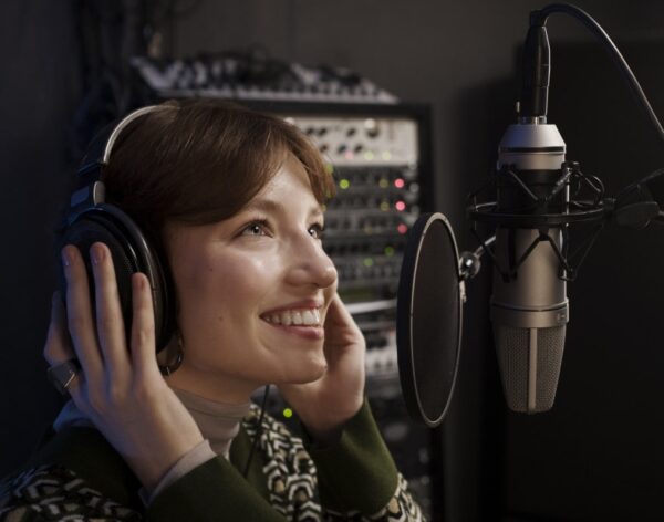 close-up-smiley-woman-with-headphones-min
